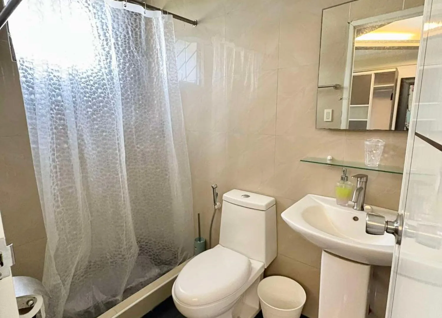 Kandi Comfortable Studio With Free Housekeeping Angeles
